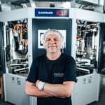 Maschineneinrichter vor einer Maschine