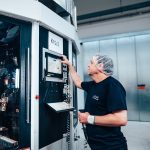 Maschineneinrichter rüstet die Maschine für die Produktion