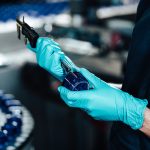 Mitarbeiter kontrolliert ein Produkt