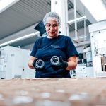 Mitarbeiterin in der Produktion prüft die Qualität