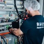 Elektroniker für Betriebstechnik prüft etwas in einem Schaltschrank